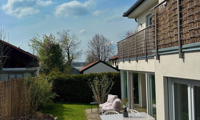 Worthsee Apartment | Large, bright garden apartment directly on Wörthsee