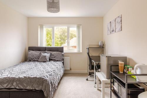 Swindon House | Large Double Room & Private EnSuite Bathroom, Badbury Park, Swindon, Near Great Western Hospital