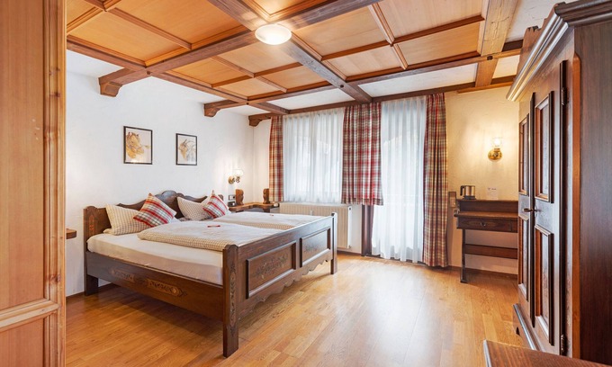 Tennenbronn Apartment | Large Double Room with Shared Garden, Balcony and Wi-Fi