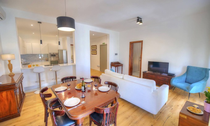 San Gwann Apartment | Large, elegant 2bdm flat in St. Julian's DBRI1-1