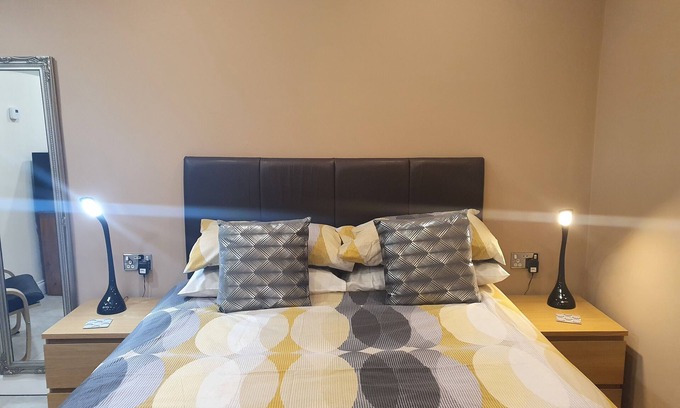 Frampton on Severn House | Large ensuite room, quiet location