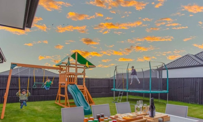 Lincoln House | Large Family Retreat Spacious Home, Games Room Sleeps 12