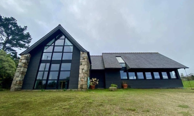 Taule House | Large farmhouse with garden and sea view for 8