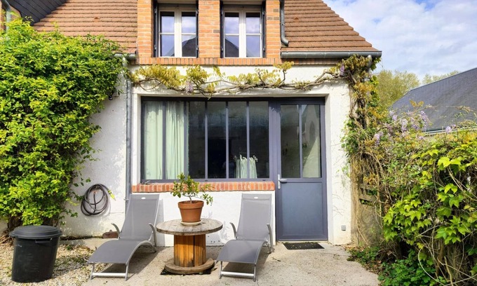 Lestiou Apartment | Large, fully-equipped studio 10 minutes from Chambord, on the Loire cycle route