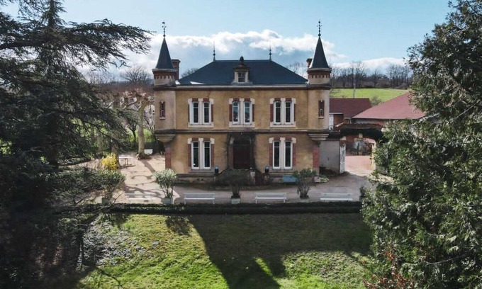 Pralong House | Large gîte between Auvergne and Forez heated swimming pool tennis court