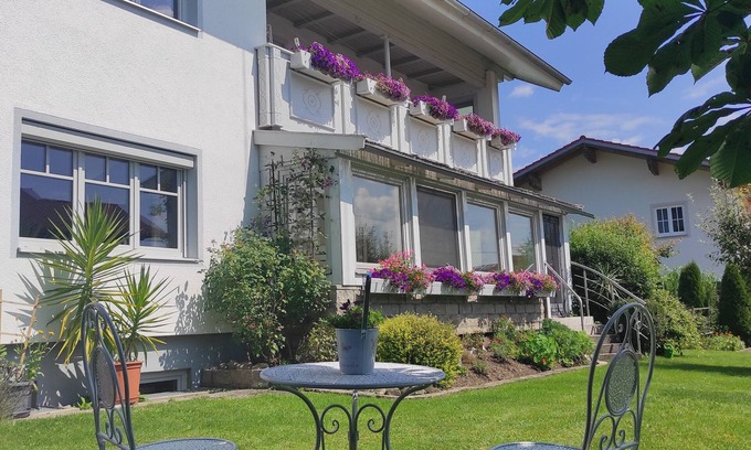 Marktoberdorf Condo | Large ground floor apartment with winter garden