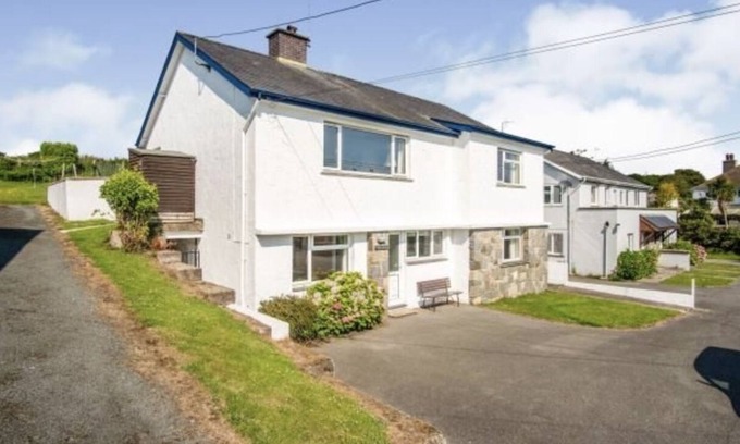 Garn Fadryn House | Large house, sleeps 10 on Beach Road, opposite The Cliffs, 250 yds from beach.