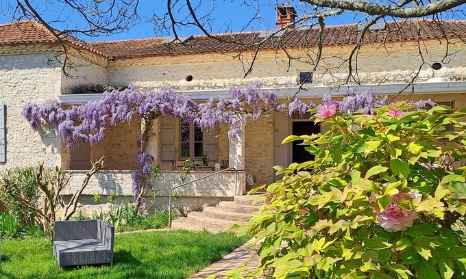 Castella House | Large house with pool, terraces and garden - Relaxation in the countryside.