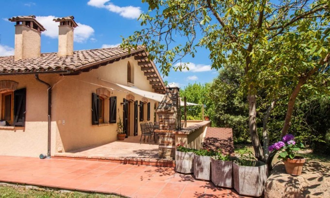 Serinya House | Large isolated farmhouse 10 minutes from Besalú