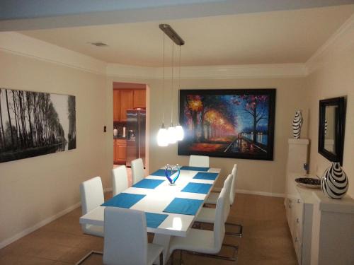 Missouri City House | Large Modern Residence with private guest, family room & business office