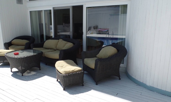 Noyack Bed & Breakfast | Large Room w use of pool/tennis in Spacious home