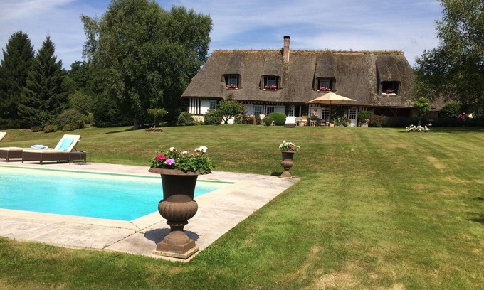 Saint-Benoit-d'Hebertot House | Large Thatched Cottage with Pool