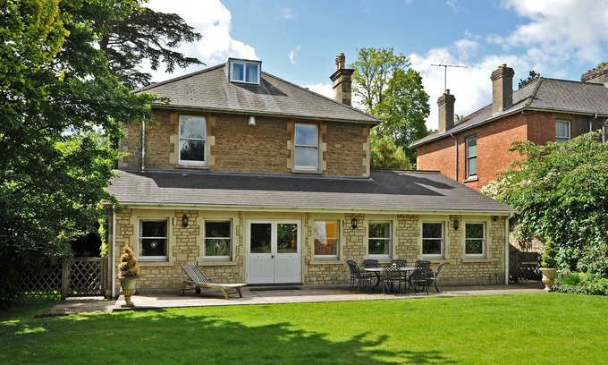 Chippenham House | Large Victorian Town House. Pets welcome. Great for families or house parties