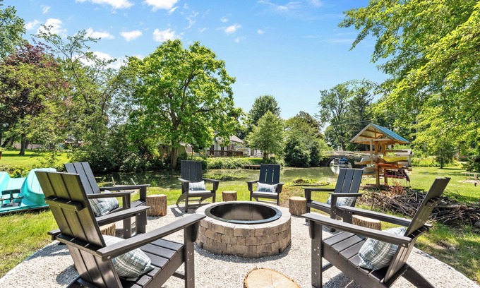 Browns Lake Cabin | Large Waterfront Cabin W/Browns Lake Access- EV Charger + Peloton + Prvt Pier