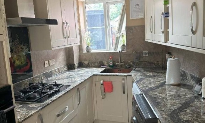 Heath House | Lavish 3 story house: Single Room with Shared Bathroom