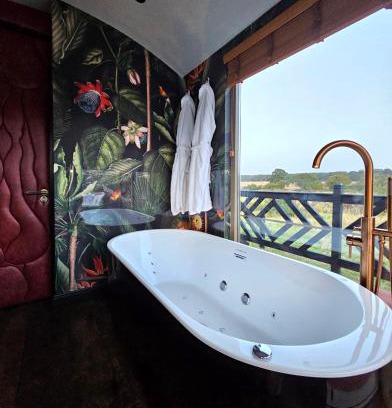 Chessington House | Lavish Country Retreat 30mins Taxi Ride From West London