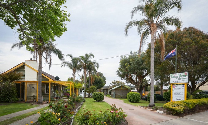 Lakes Entrance Apartment | Lazy Acre Log Cabins