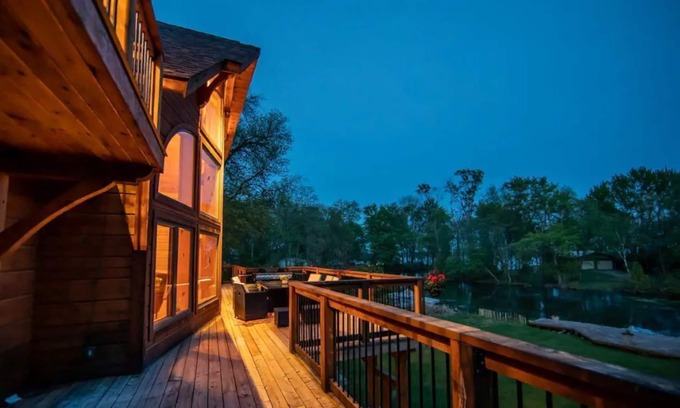 Cumberland Beach Cottage | Lazy Bear Log Home-Lake front