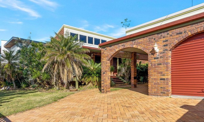 Pottsville House | LAZY DAYZ - LOUNGE BY THE POOL