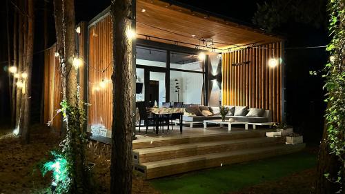 Rakow House | LEŚNY LUZ domek całoroczny w lesie nad jeziorem, duży taras, basen, boisko do siatkówki, kino plenerowe, ognisko i grill