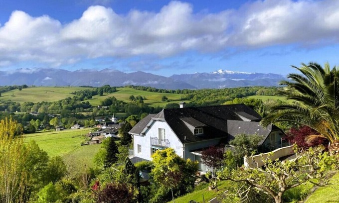 Estialescq Apartment | Le Belvue, a relaxing stay with a view of the Pyrenees mountain range