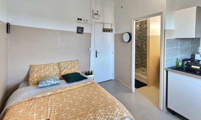 Evreux Apartment | Le Charmant Studio 4 Face Gare, Wifi Gratuit et Proche Toutes Commodités
