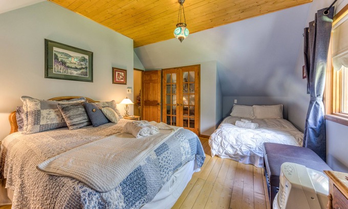 Frampton Ski Chalet | Le Domaine de l'Étang, Traditional Chalet: 4 adults and 2 children