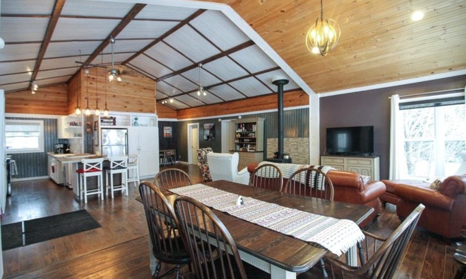 Saint-Andre-Avellin Ski Chalet | Le Duc on the Lake - Cozy waterfront Cottage