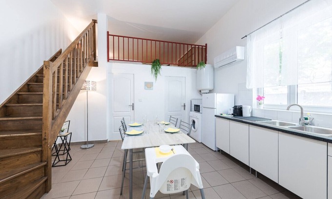 Neuilly-Plaisance Apartment | Le Duplex de la Gare sleeps 2