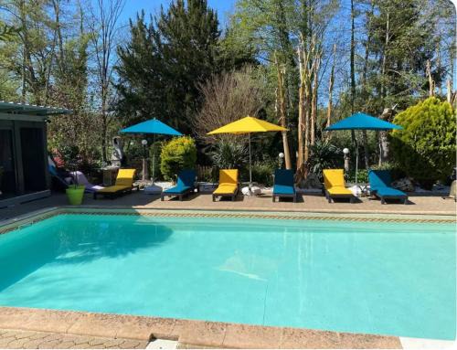 Larche Apartment | Le Havre de paix avec balcon vue sur piscine