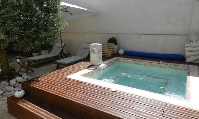 Maubec Apartment | Le Maset des Aires avec vue sur le Luberon et son jacuzzi extérieur disponible de juin à mi-septembre