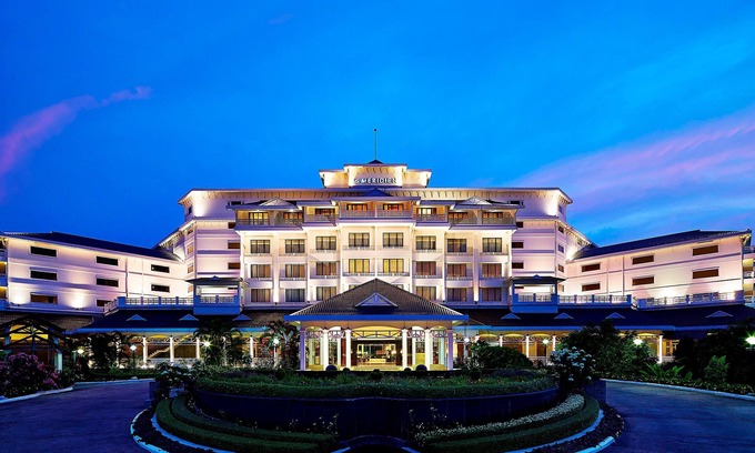 Maradu Hotel | Le Meridien Kochi