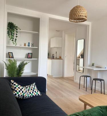 Saint-Quentin Apartment | Le perchoir ensoleillé 2Pers Wifi centre