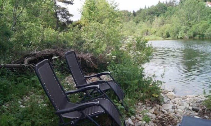 Usclades-et-Rieutord House | Le Refuge de la Loire opposite the river