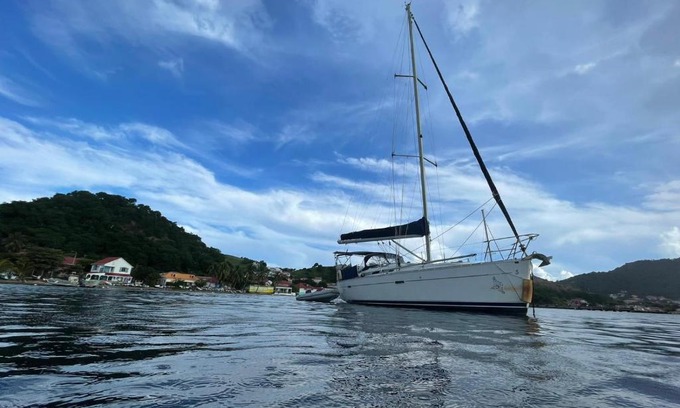 Les-Saintes Boat Rental | Le Voilier dans la baie des Saintes