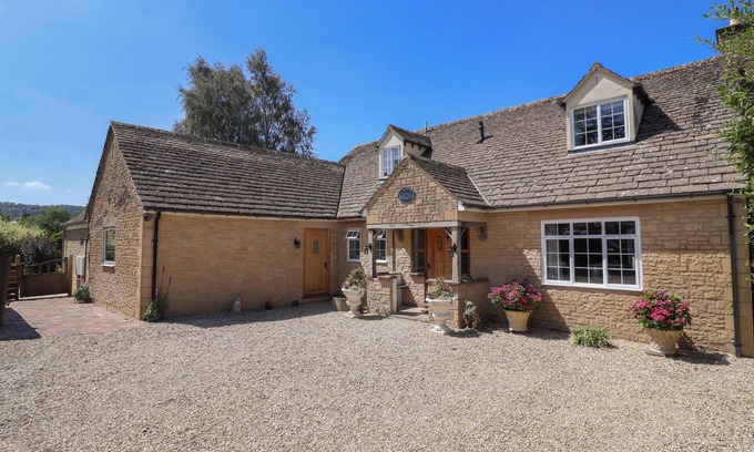 Great Witcombe Cottage | LEAFIELD COTTAGE, pet friendly, with a garden in Brockworth