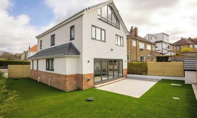 Chapeltown House | LeedsHouse/Sleeps9/PrivateGarden/Tv/Wifi
