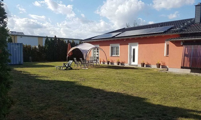 Suedwest Apartment | Leipzig dog/dogs on request; quiet location; garden; near the lake; Belantis