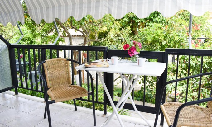 Foinikounta Apartment | Lemon studio with garden close to the beach