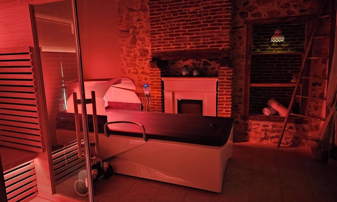 Saint-Jean-Ligoure Cottage | Les 3 Clefs de GaYa: swim spa, sauna, hydromassage bed & immersive relaxation