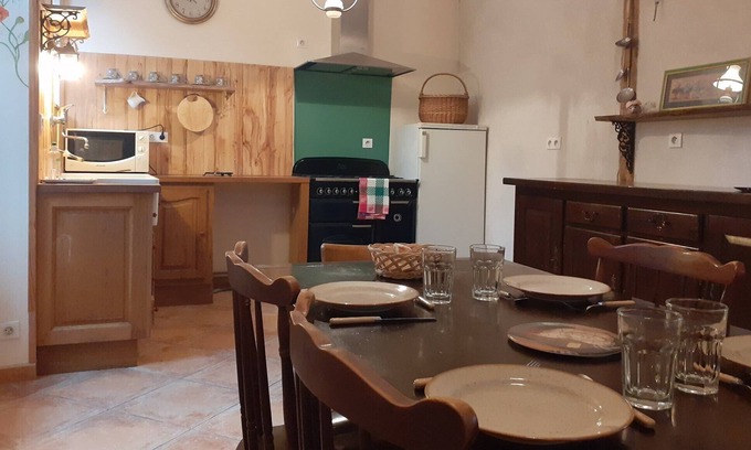 Ainay-le-Chateau House | Les Remparts