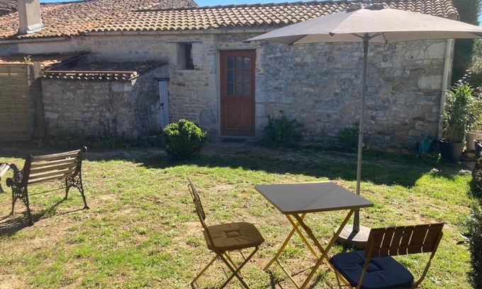 Corme-Royal House | LES ROCHES gîte