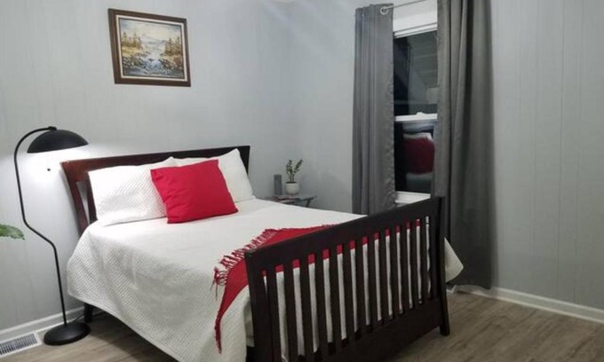 Lake in the Hills House | LH Guest house