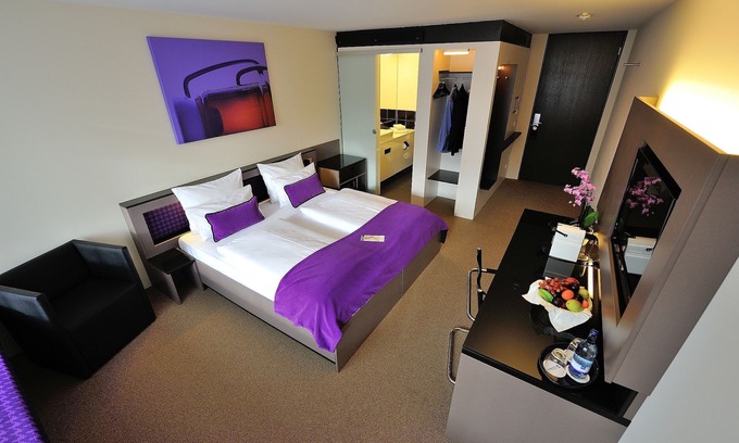 Ehingen Apartment | Lichtdurchflutetes Wehrgangzimmer mit Loggia, Klimaanlage, LCD-TV, Sky-free-to-Guest, kostenfreiem WLAN und Safe