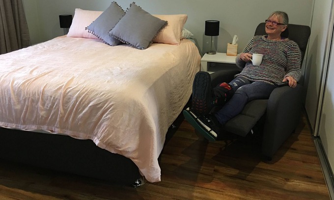 Longlea Bed & Breakfast | Light filled modern cottage in bush setting 10 mins from CBD, toiletries, b/f.