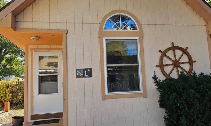 Oscoda Cabin | Lighthouse Inn Cottage, Lighthouse Cottage Comfortable