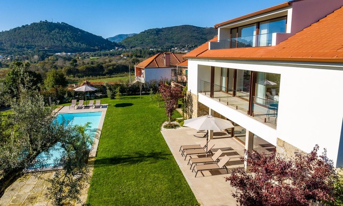 Arcozelo Villa | Lima View Villa - Casa com Piscina e Jardim