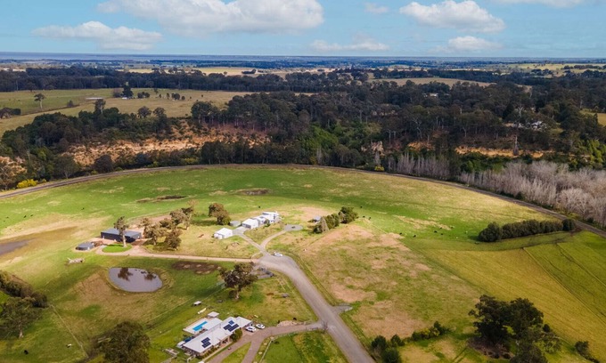 Swan Reach House | Limestone Views: Discover this farmhouse set in a bend of the Tambo River