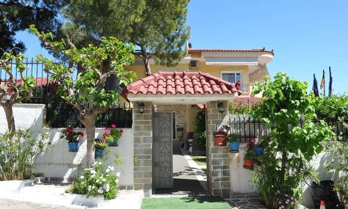 Lagonissi House | Linares Summerhouse is a family friendly residence in the Athenian Riviera.