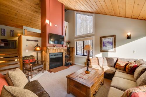 Lincoln Apartment | Lincoln Condo with Balcony and View Less Than 2 Mi to Loon Mtn